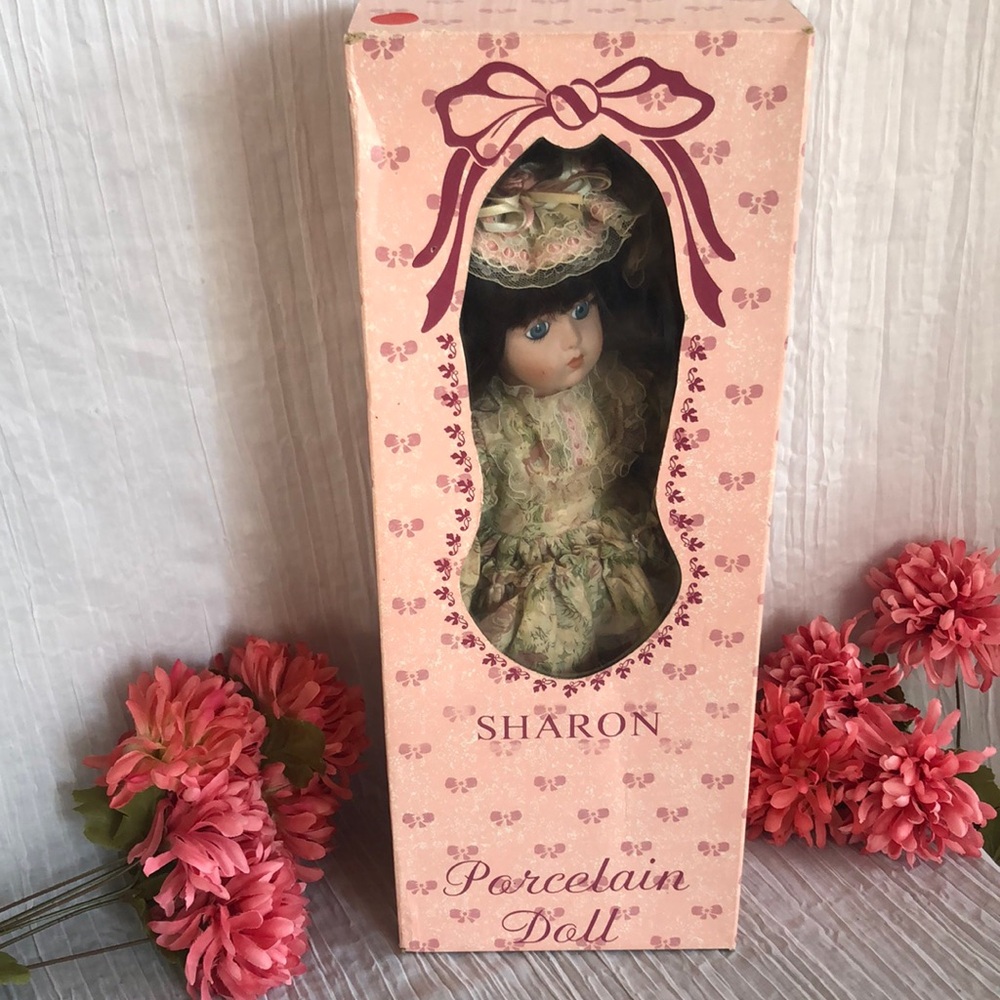 Vintage MANN DOLL COLLECTORS GUILD Sharon porcelain doll 1800s style in box